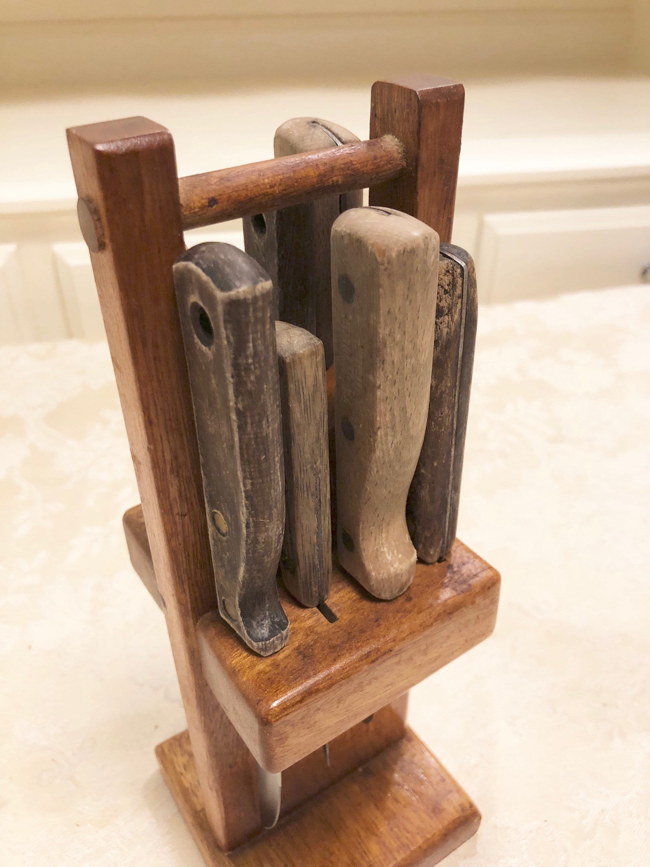 Distressed Knife Block With 8 Ornate Steak Knifes Included