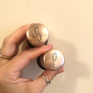 Antique Pink Aluminum Salt And Pepper Matching Shaker Set Atomic Modern Kitchen 40s 50s Mini Metal Shakers