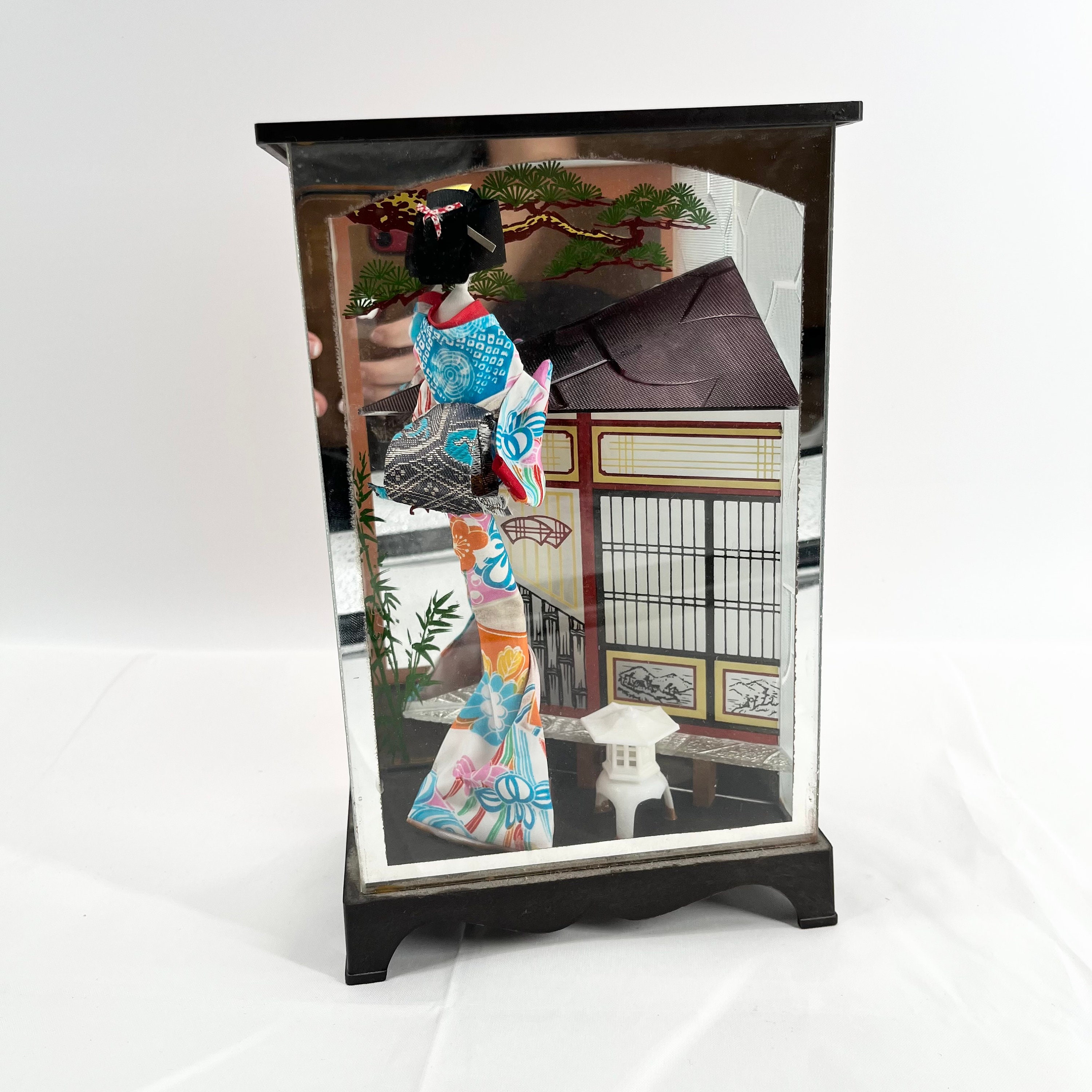 Japan Shadow Box With Beautiful Asian Woman in Lamp Shadow Box Japanese ...