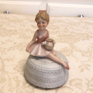 Vintage Music Box Figurine Turning Figure Ballerina Figurine Dances To The Music Working Condition! Elegant Ballerina Dances To Swan Lake