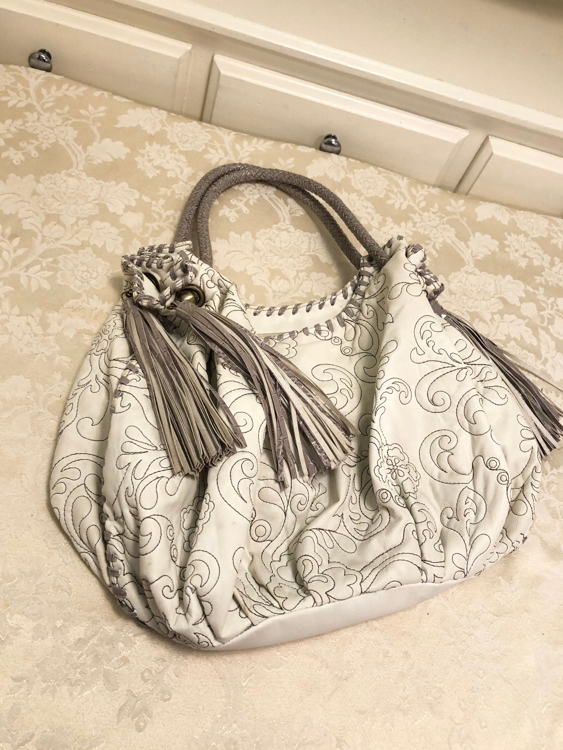 Premium PSD  Bird s eye view of a white quilted purse amidst grey