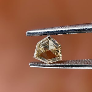 Diamante natural amarillo geométrico de talla rosa de 1,15 ct (TIPO 2A) / Diamante suelto con forma de escudo para anillo de compromiso / Diamante rústico de fantasía