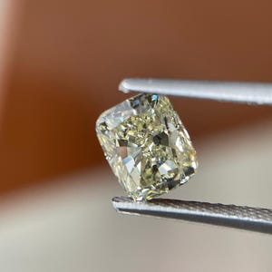Ausgefallener hellgelber Diamant