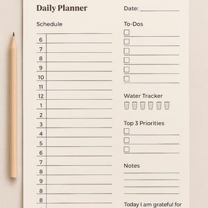 Könnte beinhalten: Ein beigefarbener Tagesplaner mit dem Text "Daily Planner" oben. Der Planer enthält Abschnitte für die Planung, Aufgaben, einen Wassertracker, die 3 wichtigsten Prioritäten, Notizen und einen Dankbarkeitsbereich. Ein Bleistift liegt daneben.