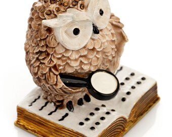 Un búho leyendo un libro