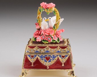 Caja decorada en rojo con rosas y dos palomas blancas