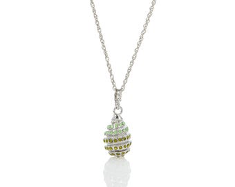 Collar con colgante de huevo de plata y cristales verdes