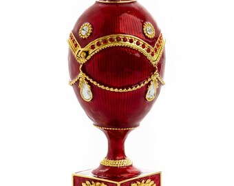 Huevo Fabergé rojo con caballo de oro