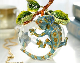 Manzana de cristal con un camaleón