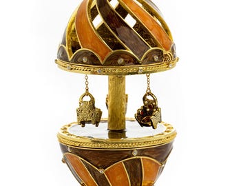 Carrusel marrón con sillas reales