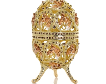 Huevo de Pascua dorado decorado con caballos