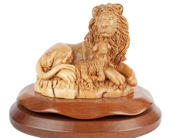 Lion and Lamb – Symbol of Peace made of olive wood (20 cm)