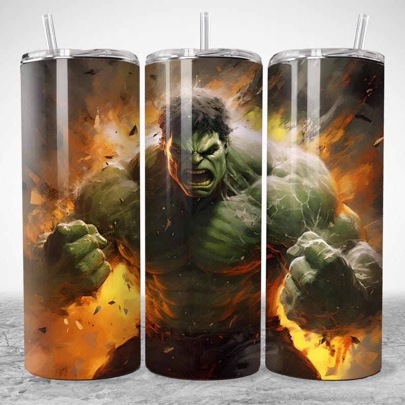 Puede incluir: Un vaso de acero inoxidable con una vibrante ilustraci&oacute;n de Hulk. El dise&ntilde;o muestra a Hulk en una pose din&aacute;mica, con un fondo de explosiones de fuego. El vaso incluye una tapa transparente y una pajita reutilizable.