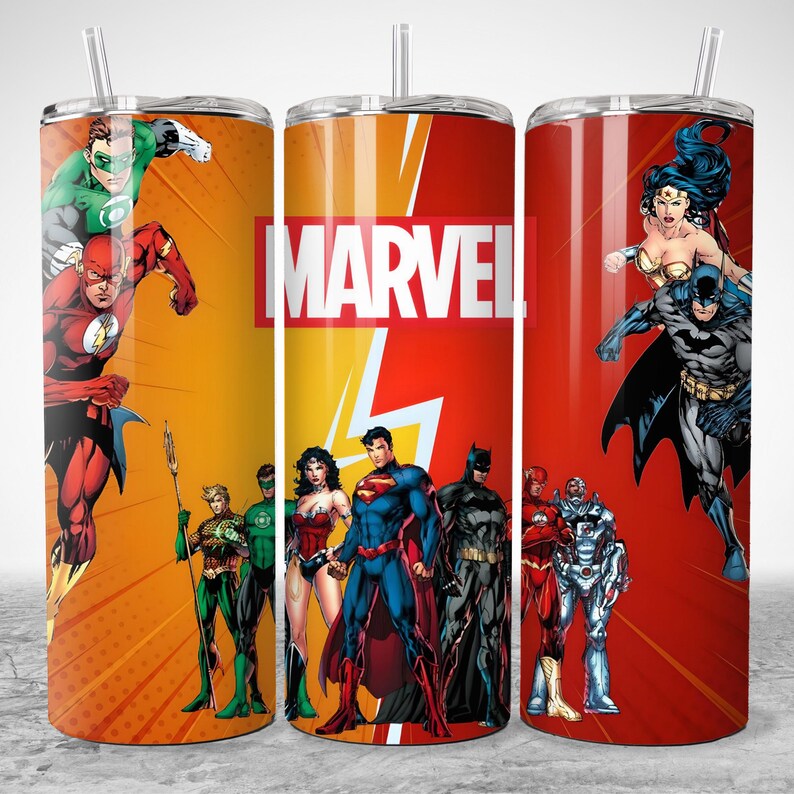 Puede incluir: Tres vasos de acero inoxidable con pajitas, decorados con superh&eacute;roes de c&oacute;mics. Los vasos presentan personajes como Superman, Batman, Wonder Woman y Flash, con la palabra "MARVEL".