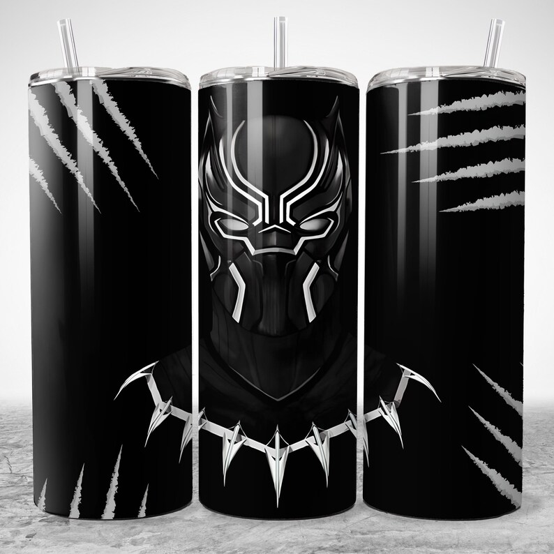 Puede incluir: Vaso con tem&aacute;tica de Pantera Negra con pajita. El dise&ntilde;o presenta la m&aacute;scara de Pantera Negra y marcas de garras sobre un fondo negro. El vaso es cil&iacute;ndrico y tiene una tapa plateada.