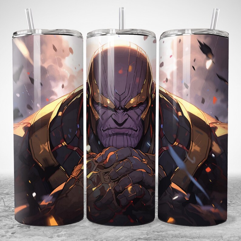 Puede incluir: Un vaso de acero inoxidable con una ilustraci&oacute;n detallada de Thanos de los c&oacute;mics de Marvel. El dise&ntilde;o muestra la cara y la armadura de Thanos en tonos morados, dorados y negros, sobre un fondo de fuego. Incluye una pajita.