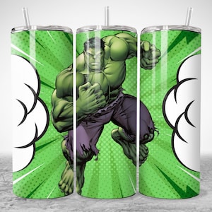 Puede incluir: Un vaso verde con un dise&ntilde;o de Hulk, un personaje de c&oacute;mic, en una pose din&aacute;mica. El fondo es verde con bocadillos blancos. Hulk tiene la piel verde y lleva pantalones morados. Se ve una pajita transparente.