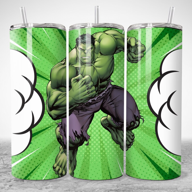 Puede incluir: Un vaso verde con un dise&ntilde;o de Hulk, un personaje de c&oacute;mic, en una pose din&aacute;mica. El fondo es verde con bocadillos blancos. Hulk tiene la piel verde y lleva pantalones morados. Se ve una pajita transparente.