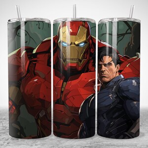 Puede incluir: Tres vasos de acero inoxidable con pajitas transparentes, cada uno con una ilustraci&oacute;n de superh&eacute;roe. Uno muestra a Iron Man rojo y dorado, otro la cara de Iron Man y el tercero a un hombre con un traje azul. Fondo verde oscuro.