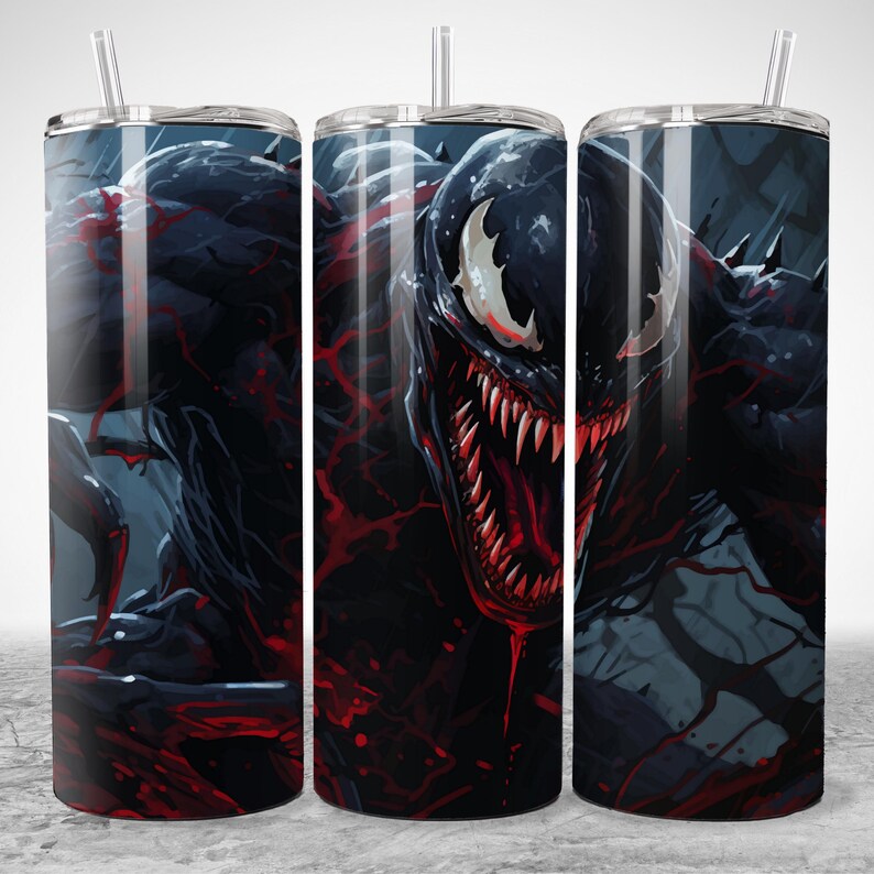 Puede incluir: Un vaso de acero inoxidable con una ilustraci&oacute;n detallada de Venom, un personaje de c&oacute;mic. El dise&ntilde;o muestra la cara de Venom con dientes afilados y una combinaci&oacute;n de colores rojo, negro y blanco. El vaso incluye una pajita y una tapa.