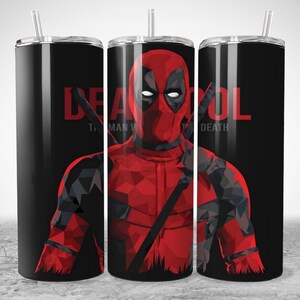 Puede incluir: Vaso negro con un dise&ntilde;o geom&eacute;trico rojo y negro de Deadpool. El vaso tiene una tapa negra y una pajita. Las palabras "DEADPOOL" y "MAN WANTS DEATH" est&aacute;n impresas en el vaso.