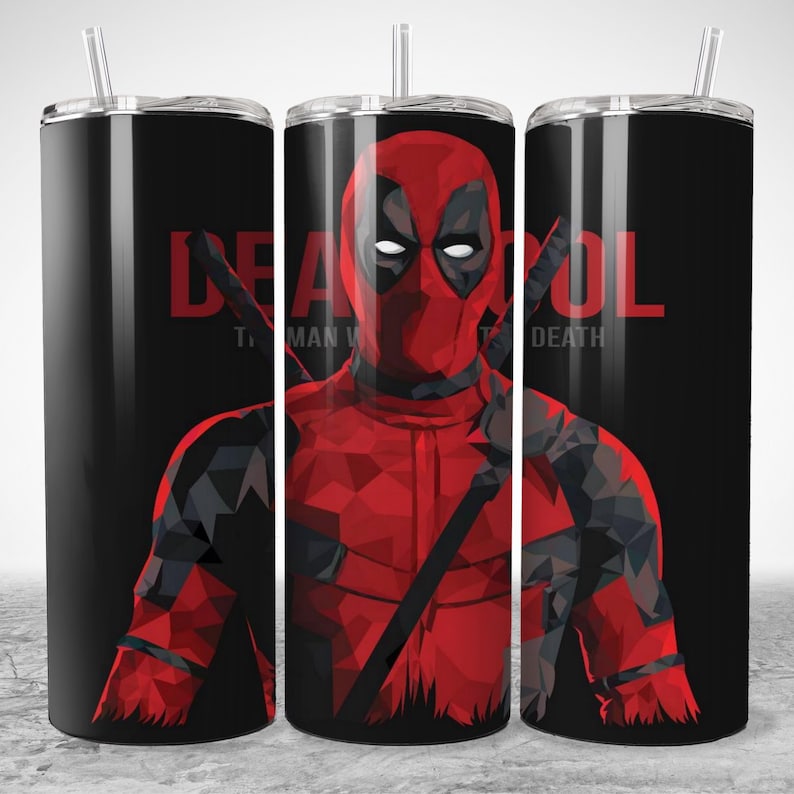 Puede incluir: Vaso negro con un dise&ntilde;o geom&eacute;trico rojo y negro de Deadpool. El vaso tiene una tapa negra y una pajita. Las palabras "DEADPOOL" y "MAN WANTS DEATH" est&aacute;n impresas en el vaso.