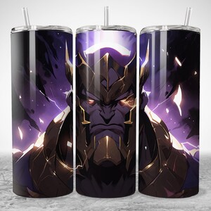 Puede incluir: Un vaso de acero inoxidable con una ilustraci&oacute;n detallada de un personaje con una expresi&oacute;n severa. El dise&ntilde;o presenta una combinaci&oacute;n de colores p&uacute;rpura y dorado con efectos de rel&aacute;mpagos, e incluye una pajita y tapa transparentes.