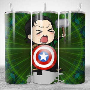 Puede incluir: Un vaso de acero inoxidable con un personaje de dibujos animados que sostiene un escudo y un martillo. El personaje tiene cabello negro y viste un atuendo verde y negro. El escudo es rojo, blanco y azul. El fondo tiene un dise&ntilde;o geom&eacute;trico verde y azul.