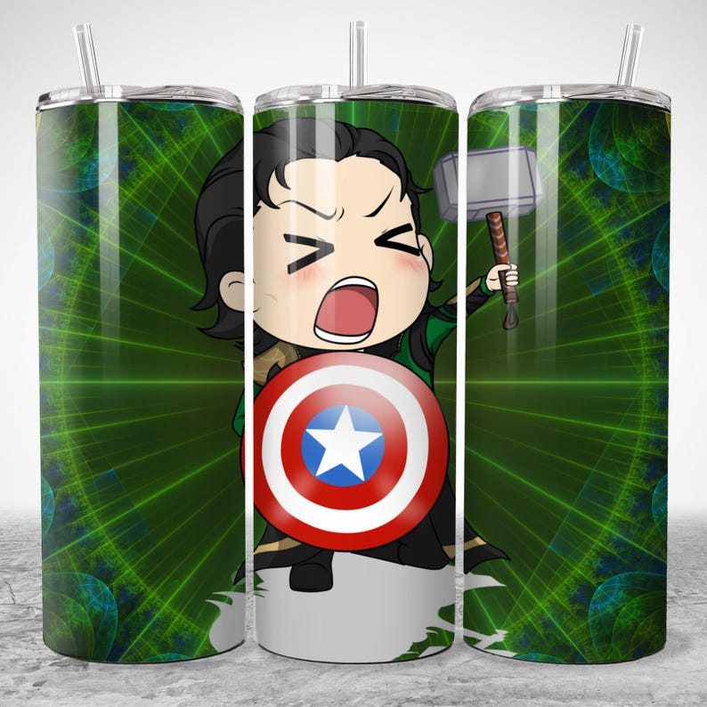 Puede incluir: Un vaso de acero inoxidable con un personaje de dibujos animados que sostiene un escudo y un martillo. El personaje tiene cabello negro y viste un atuendo verde y negro. El escudo es rojo, blanco y azul. El fondo tiene un dise&ntilde;o geom&eacute;trico verde y azul.