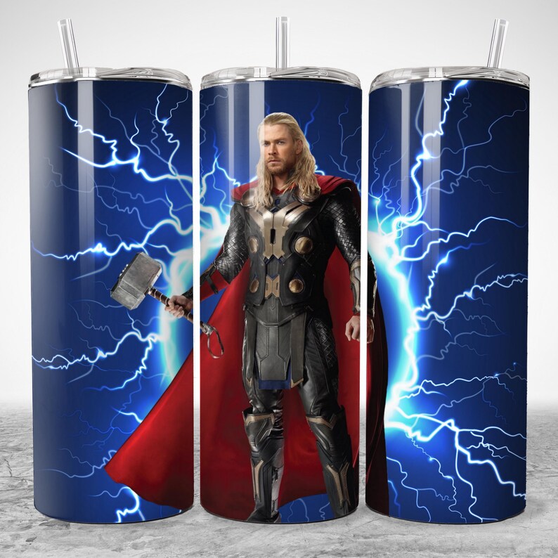Puede incluir: Un vaso de acero inoxidable con un dise&ntilde;o del personaje Thor de Marvel Comics. El dise&ntilde;o incluye un retrato de Thor, una capa roja y un fondo de rayos azules. El vaso tiene una pajita transparente.
