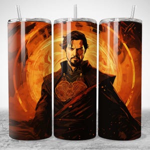 Puede incluir: Un vaso de acero inoxidable con una llamativa ilustraci&oacute;n de un personaje con perilla y cabello oscuro, sobre un fondo naranja y amarillo vibrante. El vaso incluye una pajita y un dise&ntilde;o negro y marr&oacute;n.