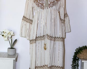 Impresionante vestido largo bohemio chic con bordados dorados de Manvi - Talla única 8-16