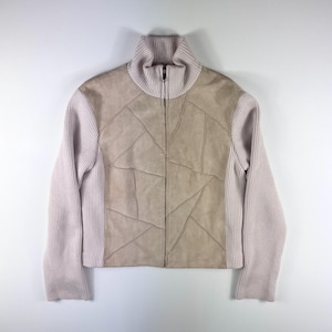 Könnte beinhalten: Hellbeige Jacke mit hohem Kragen und durchgehendem Reißverschluss. Die Vorderseite besteht aus geometrisch geformten Wildleder-Stücken. Die Ärmel und der Kragen sind aus hellrosa Rippstrick. Ein stilvolles und warmes Oberbekleidungsstück.