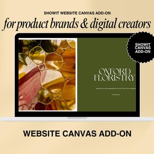 Pode incluir: Um ecrã de laptop mostra um complemento de tela de site para marcas de produtos e criadores digitais. A tela mostra um design floral e o texto "OXFORD FLORISTRY". Um adesivo preto diz "SHOWIT CANVAS ADD-ON".
