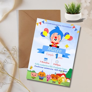 Puede incluir: Una invitación de cumpleaños con un payaso de dibujos animados sosteniendo globos, el nombre "Mateo" y el texto "Cumple 1 añito." La invitación incluye la fecha, hora e información de contacto. Hay un sobre marrón al lado.