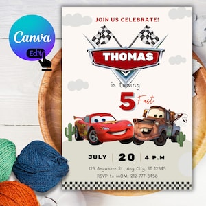 Puede incluir: Una invitación de cumpleaños con el nombre "THOMAS" en un emblema rojo, y el texto "is turning 5 Fast". El diseño incluye ilustraciones de los personajes de la película Cars, Rayo McQueen y Mate, con un borde de bandera a cuadros.