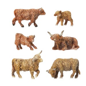 Pode incluir: Um conjunto de seis miniaturas de vacas Highland em várias poses. As figuras são principalmente em tons de castanho e bege, com texturas de pêlo e chifres detalhados. Algumas estão em pé, outras deitadas, e um bezerro.