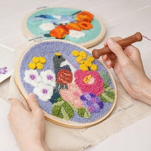 Bird in Spring-ponsnaaldenset - 8-inch borduurset met garen, stof en borduurring, doe-het-zelf-naaldkunst met optioneel gereedschap