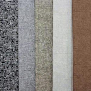 Puede incluir: Una toma vertical de cinco muestras de tela con un patrón de tejido de cesta. Los colores incluyen blanco y negro, gris, beige, blanquecino y marrón. La tela tiene una textura sutil.
