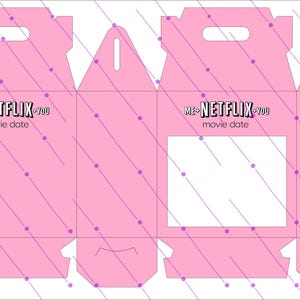 Pu&ograve; includere: Una scatola regalo rosa fustellata con manico, progettata per un appuntamento al cinema. La scatola presenta il testo "ME + NETFLIX + YOU movie date" ed &egrave; decorata con linee diagonali e punti viola.