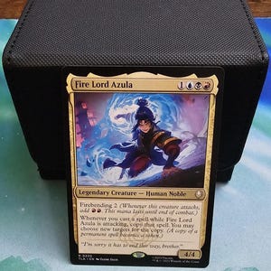 Peut inclure: Une carte à collectionner Fire Lord Azula représentant un personnage entouré de flammes bleues. Le texte de la carte inclut le nom, le coût en mana, le type de créature, les capacités et la citation, I'm sorry it has to end this way, brother.