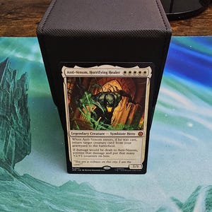 Puede incluir: Un juego de tres tazas de cerámica con un acabado moteado y mate. Las tazas son de color crema, gris claro y gris oscuro. Cada taza tiene un diseño simple y minimalista.