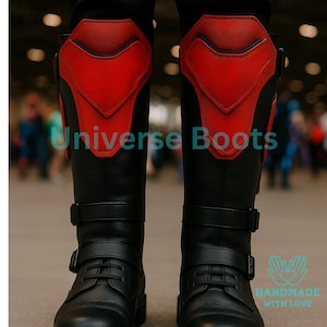 Handgemachte Schwarze Leder Cosplay Stiefel | Red Armour Schienbeinschoner | Kundenspezifische Sci-Fi Sith & Mandalorian inspirierte Kostümschuhe