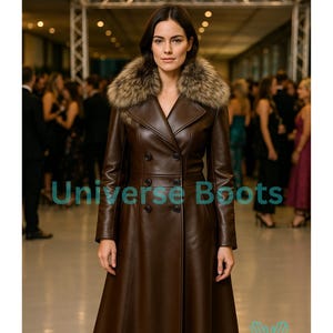 Puede incluir: Un abrigo de cuero marr&oacute;n con cuello de piel. El abrigo tiene un dise&ntilde;o cruzado y una falda acampanada. El texto "Universe Boots" es visible. Hecho a mano con amor.