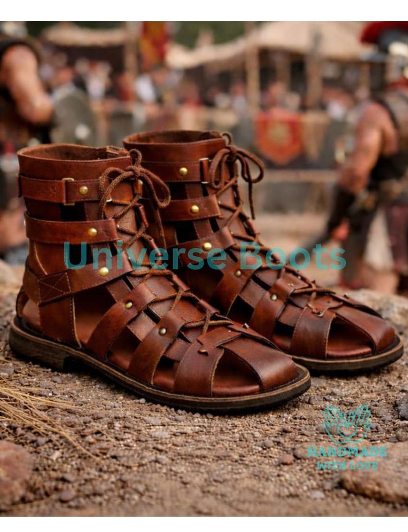Op de afbeelding: Bruine leren gladiatorsandalen met veters en riemen. De sandalen hebben een versleten uitstraling, met stiksels en metalen klinknagels. Het schoeisel is ontworpen met een open teen en hiel.