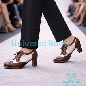 K&ouml;nnte beinhalten: Zweifarbige braune und cremefarbene Oxford-Schuhe aus Leder mit Schn&uuml;rung und Blockabsatz. Die Schuhe werden mit einer schwarzen Hose getragen. Die Schuhe sind handgefertigt mit Liebe. Absatzh&ouml;he ca. 7 cm.