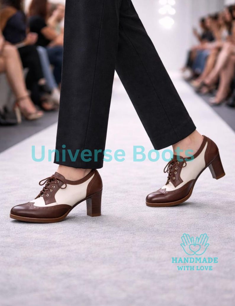 K&ouml;nnte beinhalten: Zweifarbige braune und cremefarbene Oxford-Schuhe aus Leder mit Schn&uuml;rung und Blockabsatz. Die Schuhe werden mit einer schwarzen Hose getragen. Die Schuhe sind handgefertigt mit Liebe. Absatzh&ouml;he ca. 7 cm.