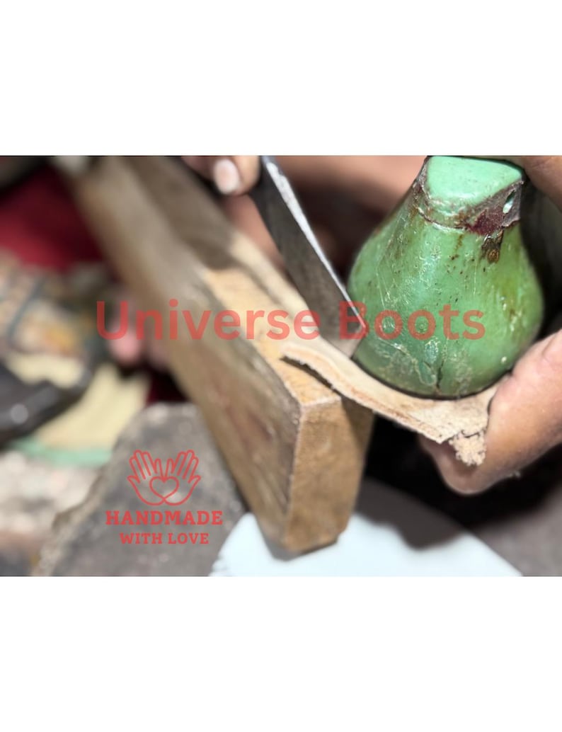 Op de afbeelding: Een close-up van de handen van een schoenmaker die leer bewerkt. De afbeelding toont een houten leest, een groen gereedschap en een mes dat wordt gebruikt om het leer te vormen. De tekst "Universe Boots" en "Handmade with Love" zijn zichtbaar.