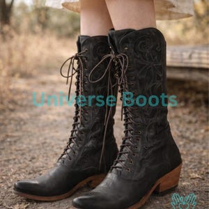 Botas vaqueras hasta la rodilla con cordones de cuero negro hechas a mano / Botas de combate y cosplay para mujer / Zapatos para disfraces renacentistas, góticos, victorianos y LARP