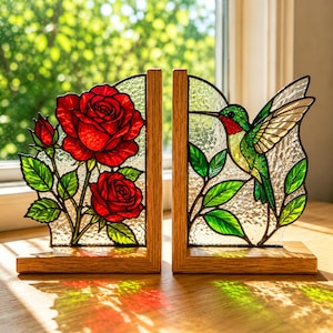 Può includere: Reggilibri in vetro colorato con un design a rose rosse e un colibrì. I pannelli di vetro sono inseriti in cornici di legno. I reggilibri sono progettati per stare in posizione verticale su una superficie piana.
